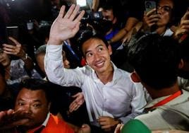 Pita Limjaroenrat, líder del partido más votado en las elecciones de Tailandia, saluda a sus simpatizantes