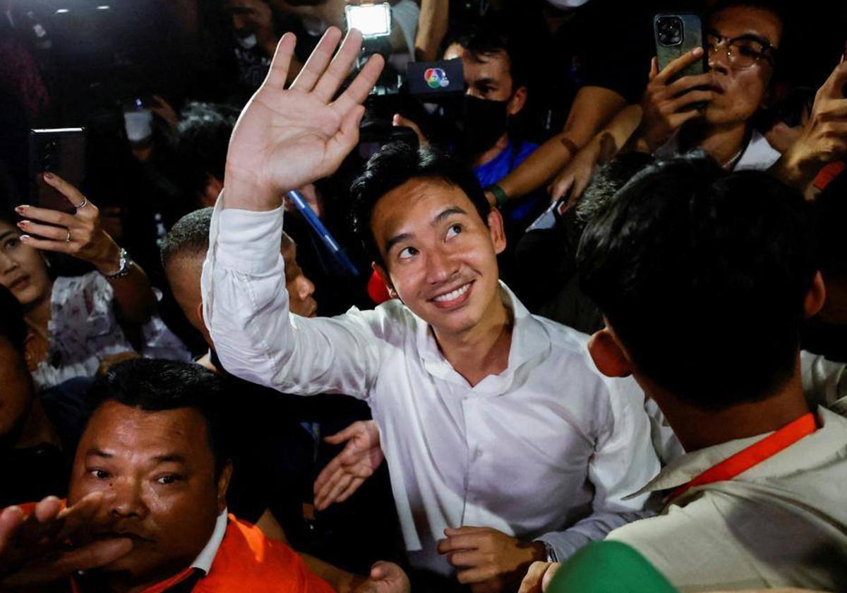 Pita Limjaroenrat, líder del partido más votado en las elecciones de Tailandia, saluda a sus simpatizantes