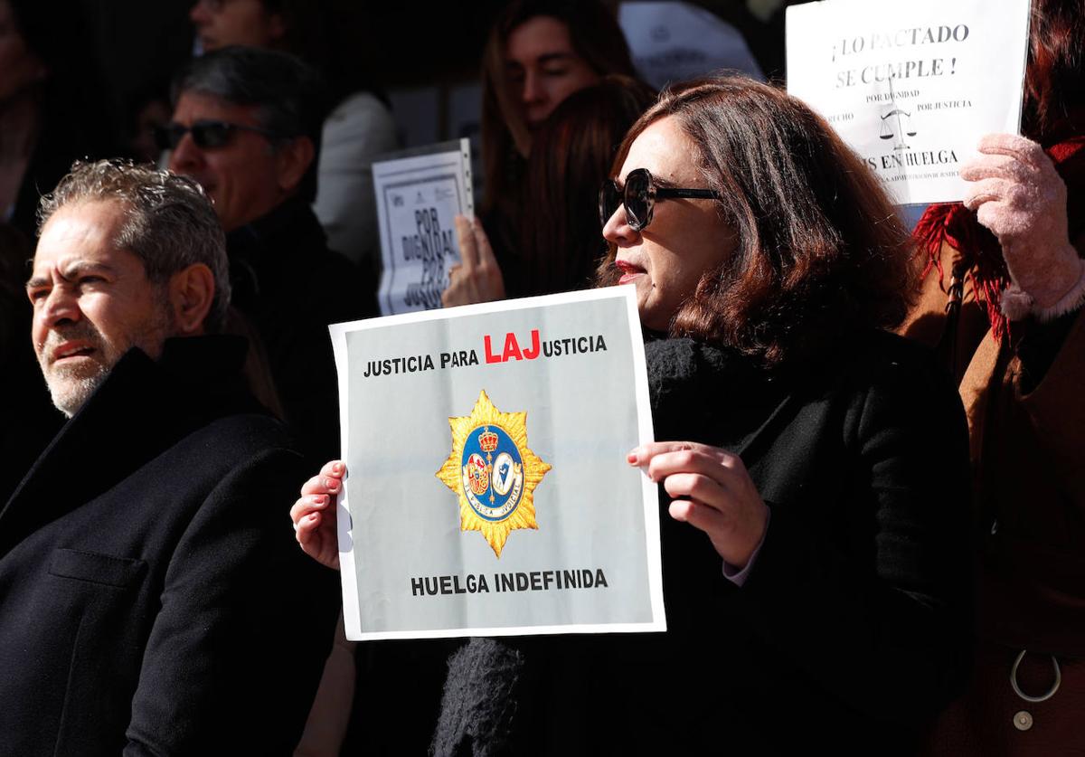 Letrados judiciales, en una protesta frente a los juzgados ordinarios de Madrid el 2 de marzo.