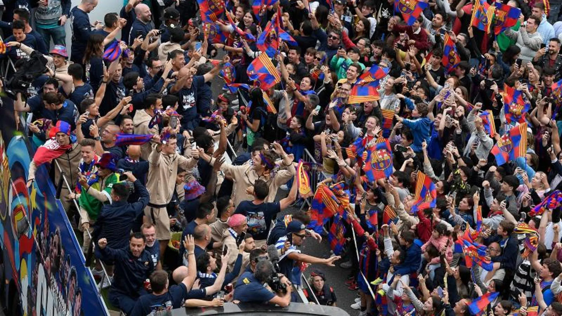 Thousands of culés celebrate the most anticipated League in the streets of Barcelona