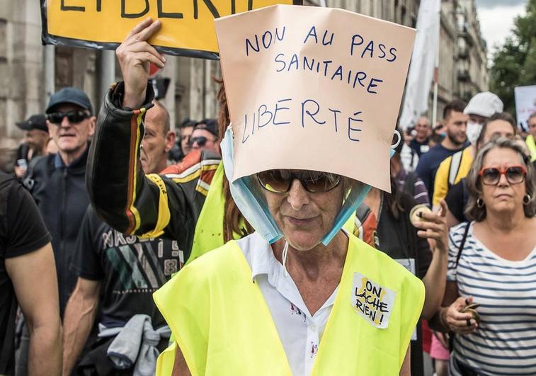 Francia readmite a los sanitarios que no quisieron vacunarse contra el covid