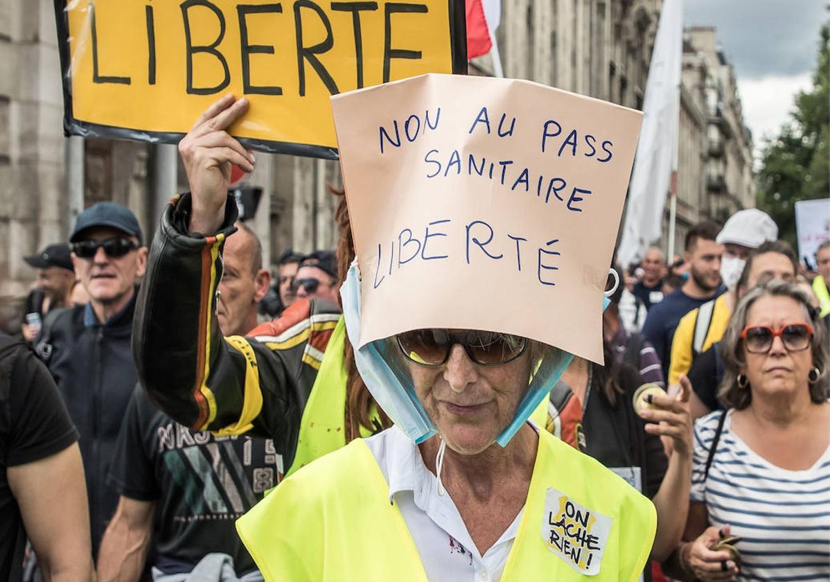 Varios franceses participan en una protesta contra el certificado covid y la vacunación obligatoria