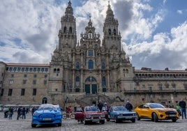 Posado de los vehículos en la Plaza del Obradoiro