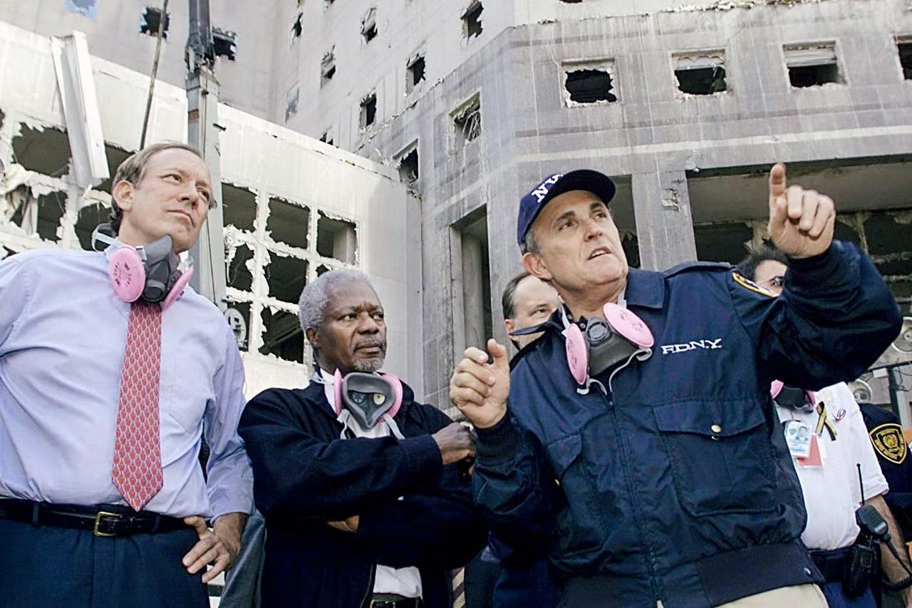 Giuliani recorre la 'zona cero' de Manhattan días después de los atentados del 11-S en compañía del gobernador de Nueva York, George Pataki, y el secretario general de la ONU, Kofi Annan