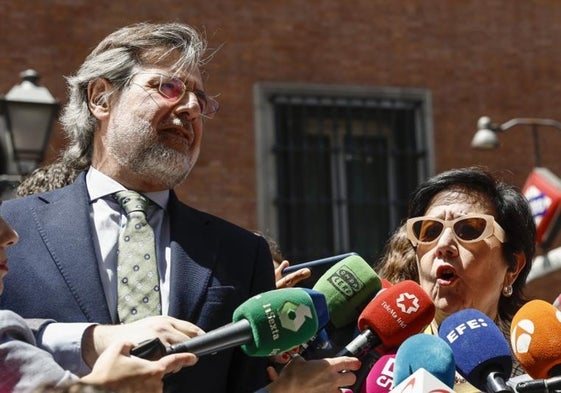 Cristina Dexeus, presidenta de la Asociación de Fiscales, y Juan José Carbonero, portavoz de la Asociación Profesional de la Magistratura, hoy a su llegada al Ministerio de Justicia.