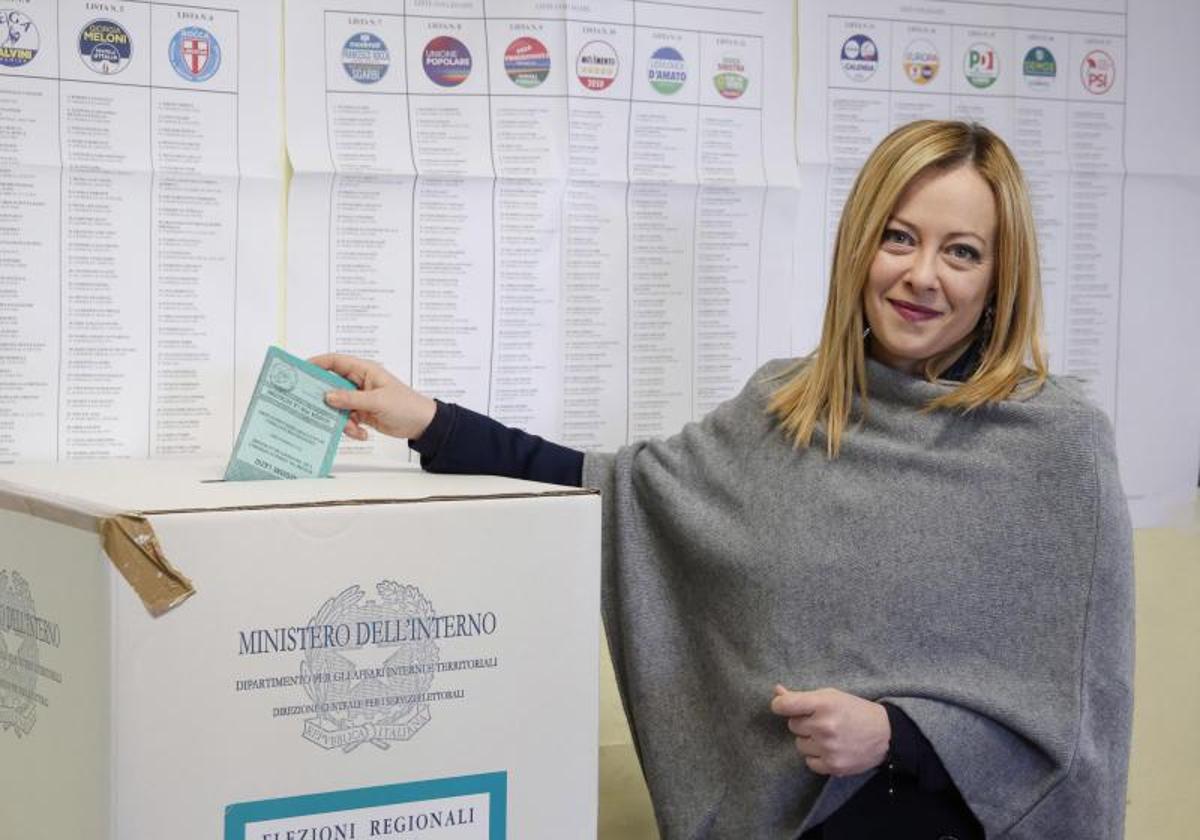 Giorgia Meloni vota en un colegio electoral de Roma durante las elecciones regionales del pasado febrero.