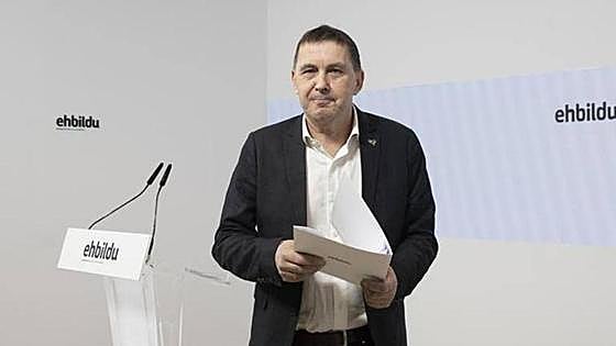 Otegi evita la autocrítica por los exetarras en las listas y denuncia una «campaña de acoso y derribo»