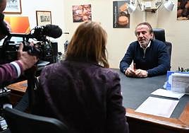 Jean-Alexandre Trogneux habla con la prensa un día después de que su hijo Jean-Baptiste Trogneux fuera agredido.