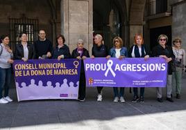 Vecinos y amigos se concentran este martes en la Plaza Mayor de Manresa.