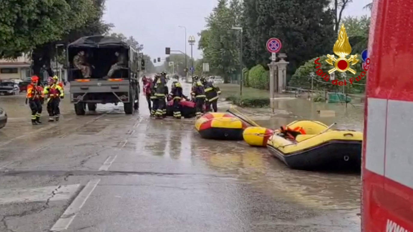 Los servicios de emergencia italianos se preparan para rescatar a los afectados por las inundaciones en la región de Emilia Romaña