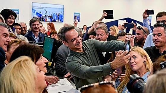 Mitsotakis busca la reelección en Grecia pese a la abstención y la ira por el accidente ferroviario