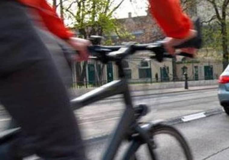 La DGT aclara si se puede, o no, adelantar a los ciclistas con línea continua