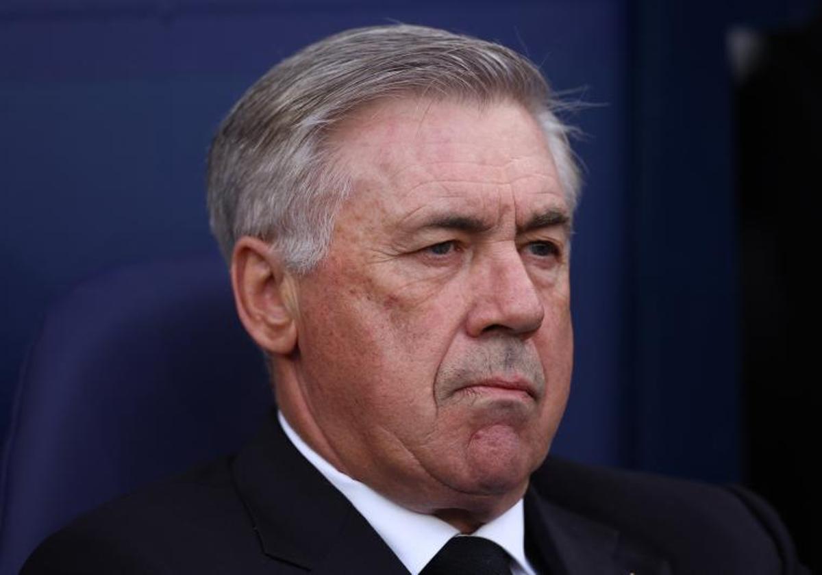 Carlo Ancelotti, con gesto de preocupación en el Etihad.