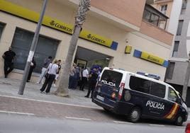 Colas en una oficina postal de Melilla el pasado miércoles para el voto por correo