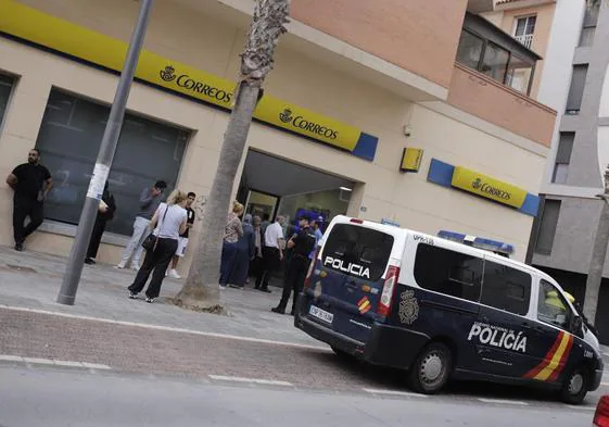 Colas en una oficina postal de Melilla el pasado miércoles para el voto por correo