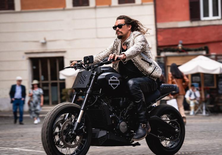 Jason Momoa, el villano de la historia, en su Harley Davidson Pan America 2022.