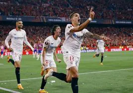 En-Nesyri, Bryan Gil y Erik Lamela celebran el gol de la victoria del Sevilla en el Pizjuán.