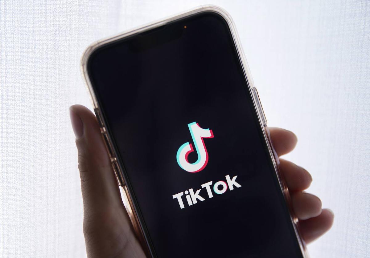 Un terminal móvil con el logo de la aplicación TikTok.