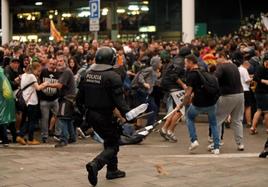 Manifestantes convocados por Tsunami en el aeropuerto de Barcelona contra las condenas del 'procés'.