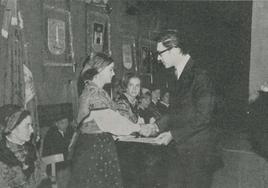 Un joven Francisco Umbral recoge el premio otorgado en 1965 a su primera novela.