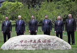 Foto de familia de los líderes que acudieron a la cumbre de Asia Central en Xi'an.