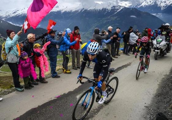 Einer Rubio, por delante de Cepeda en el tramo final de la Croix de Coeur.