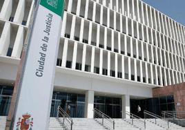 A juicio por violar a su pareja e intentar cortarle el cuello con una tarjeta en Málaga