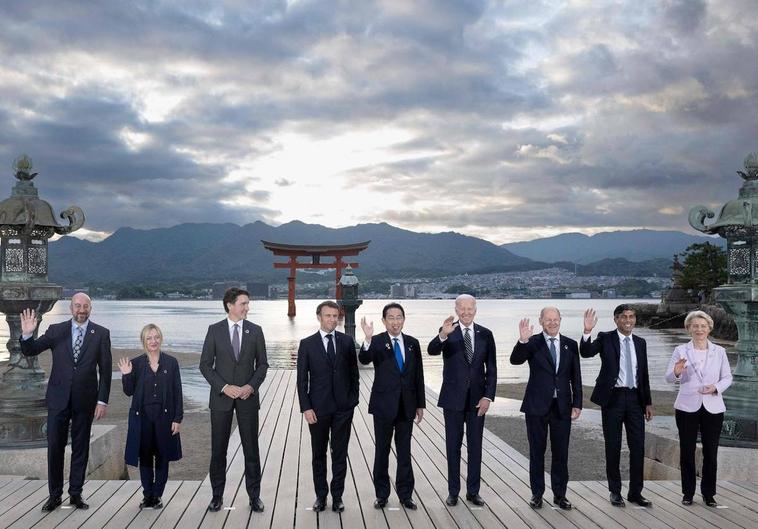 Los líderes de los países más ricos del mundo y de la Unión Europea posan ante la puerta de la paz en la isla de Itsukushima.