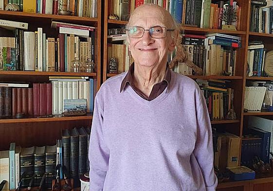 Márkaris posa en el despacho de su casa, en un barrio residencial de Atenas.