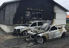 El incendio calcinó los dos vehículos de Morez y la fachada de su vivienda.