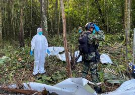 Un grupo de soldados atiende las explicaciones de su comandante antes de adentrarse en la selva de Guaviare