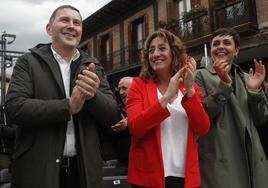 El líder de EH Bildu, Arnaldo Otegi, la candidata abertzale a diputada general de Álava, Eva López de Arroyabe, y la candidata a alcaldesa de Vitoria, Rocío Vitero.