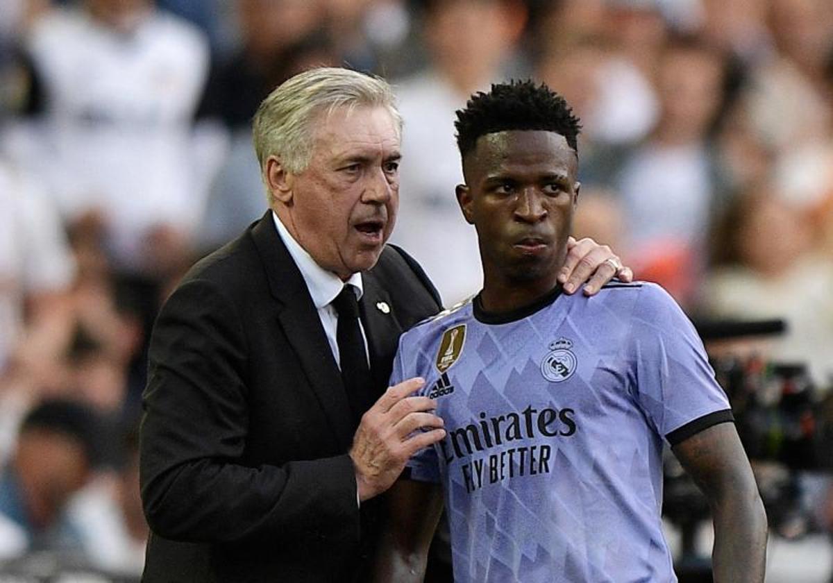 Carlo Ancelotti trata de calmar a Vinicius en Mestalla.