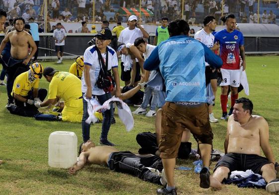 Sanitarios atienden a los heridos en la estampida del estadio de Custcatlán, en El Salvador