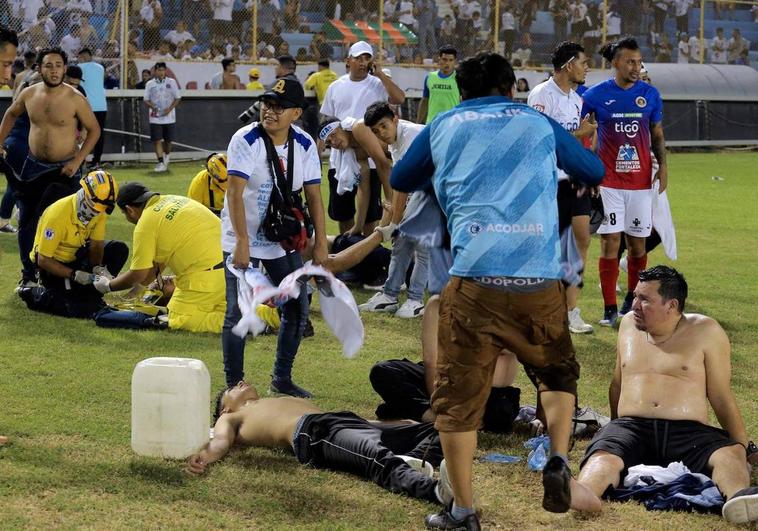 Doce muertos y cientos de heridos en una estampida en un estadio de fútbol de El Salvador