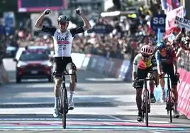Brandon McNulty celebra su victoria en la 15ª etapa del Giro en Bérgamo.