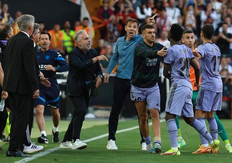 Vinicius se encara con el banquillo y la afición del Valencia.