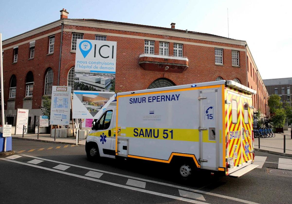 Una ambulancia ingresa al Hospital Universitario de Reims tras el ataque con un cuchillo a una enfermera