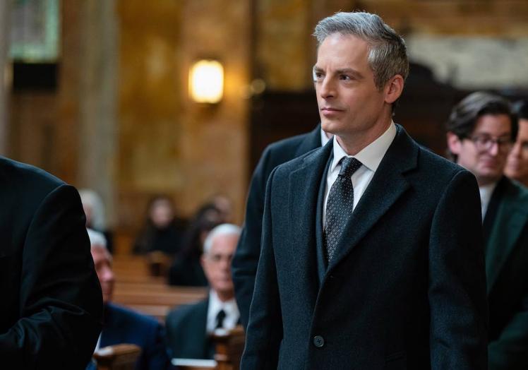 Justin Kirk interpreta a Mencken en 'Succession'.