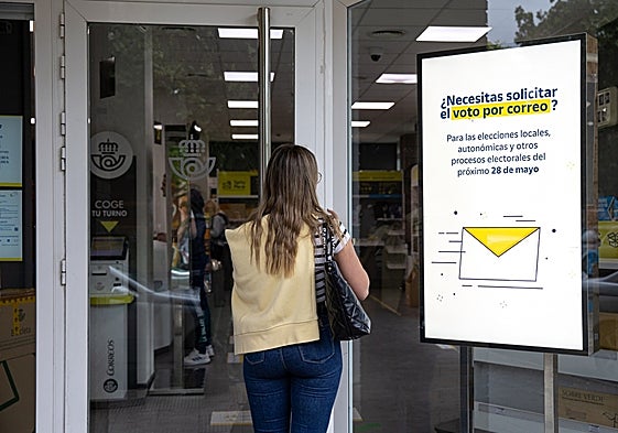 Colas la pasada semana frente a la sucursal de Correos en Melilla para pedir el voto