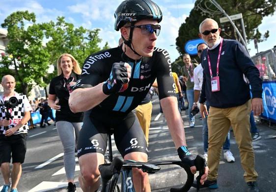 Alberto Dainese celebra su victoria en el Giro.