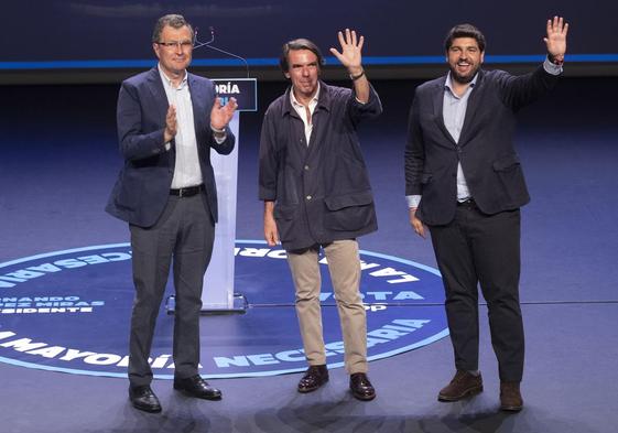 El presidente murciano, Fernando López Miras, junto a José María Aznar, expresidente del Ejecutivo y exlíder del PP