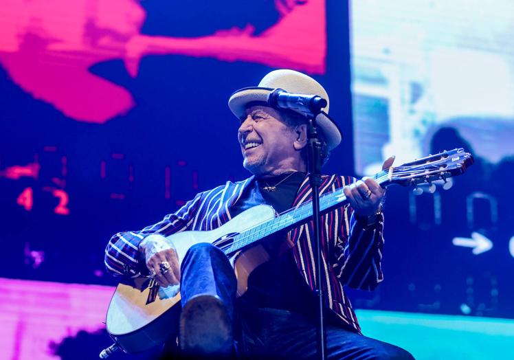 Imagen principal - En la imagen superior, un Sabina casi eufórico tocando su guitarra; debajo, el músico en un gesto característico con su sombrero; y, por último, el cantautor jienense saludando al público.