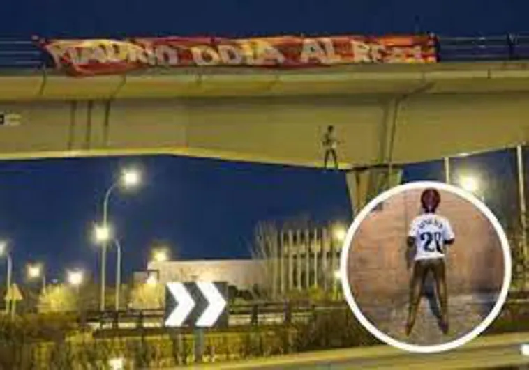 Imagen del muñeco colgando de un puente de Madrid con la camiseta de Vinicius.