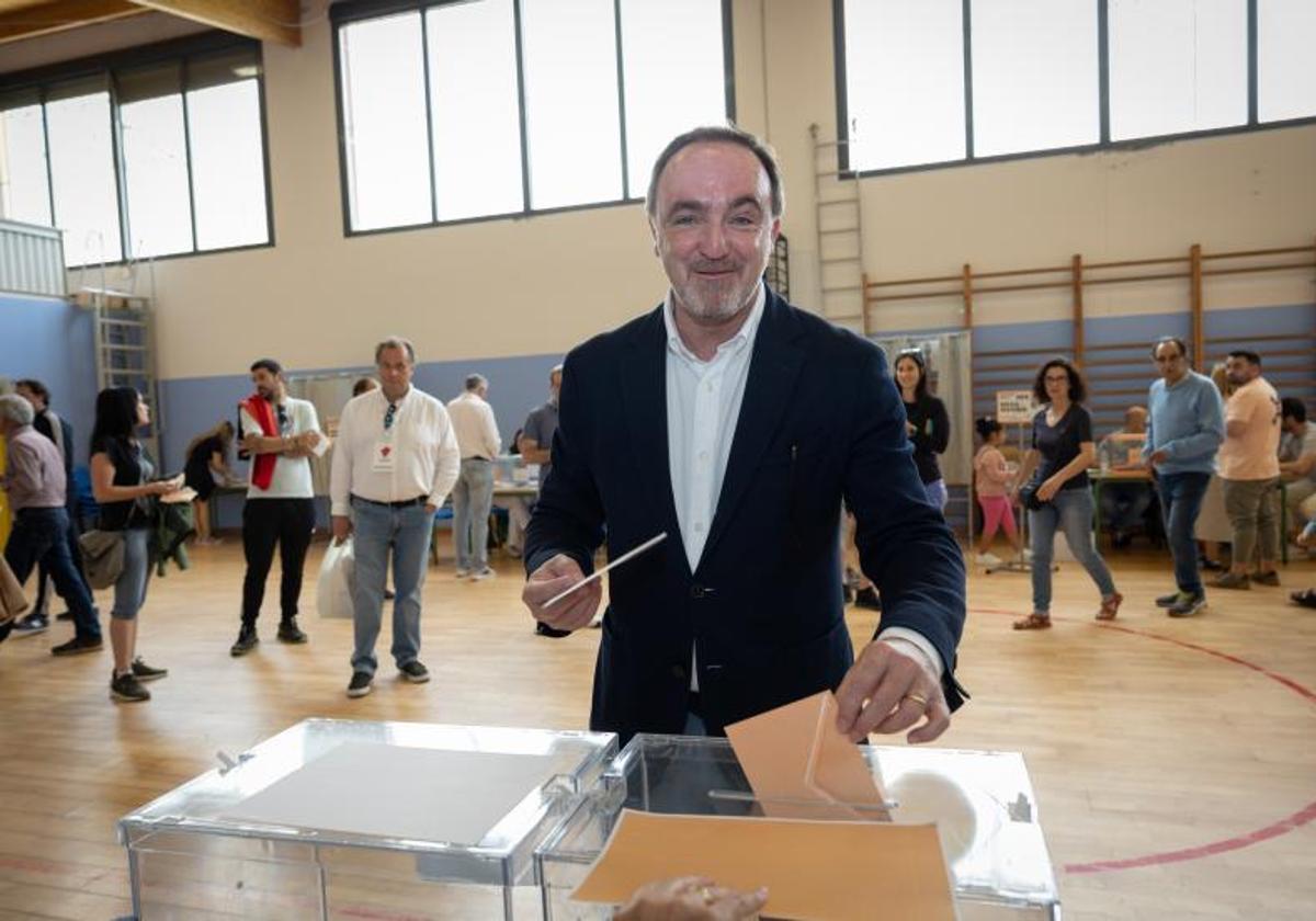 Votación del candidato de UPN al Parlamento de Navarra, Javier Esparza