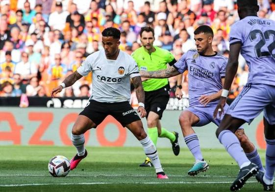 Justin Kluivert, durante el partido contra el Real Madrid.