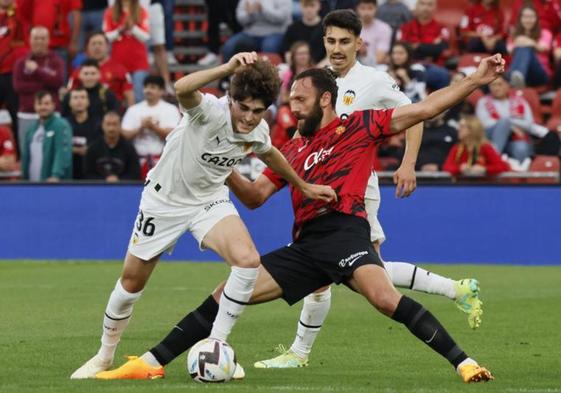 El Mallorca celebra la permanencia metiendo al Valencia en un lío