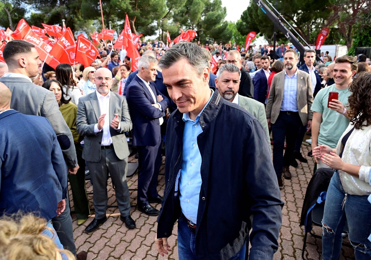 Sánchez este jueves a su llegada a un acto con los candidatos a la alcaldía de Madrid y la comunidad, Reyes Maroto y Juan Lobato en Vallecas.