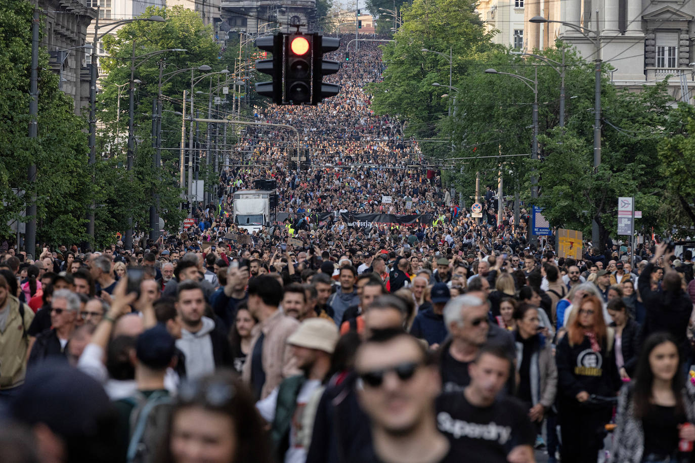 Miles de manifestantes protestan en Serbia contra la violencia armada en el país