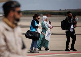 Una familia siria es evacuada después del terremoto en Turquía